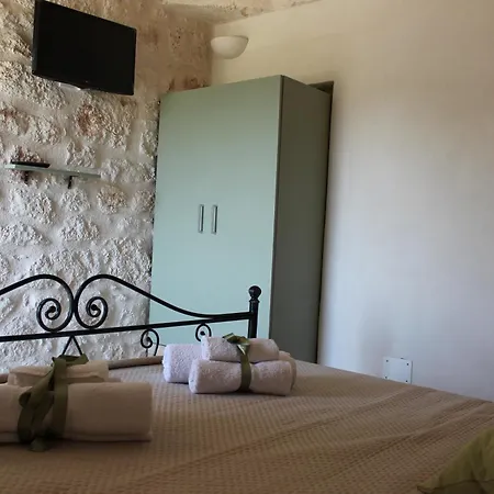 Il Trullo E La Pietra Alojamento de Acomodação e Pequeno-almoço 4*