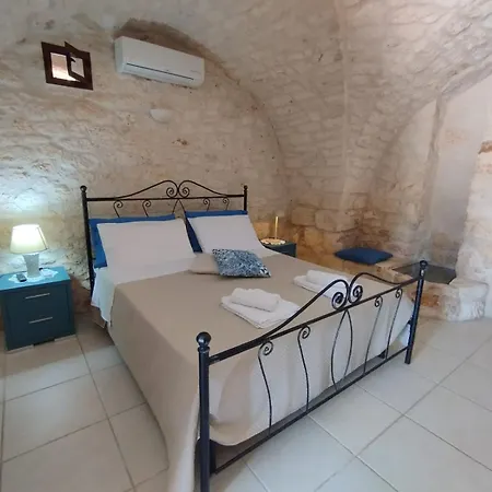 Il Trullo E La Pietra